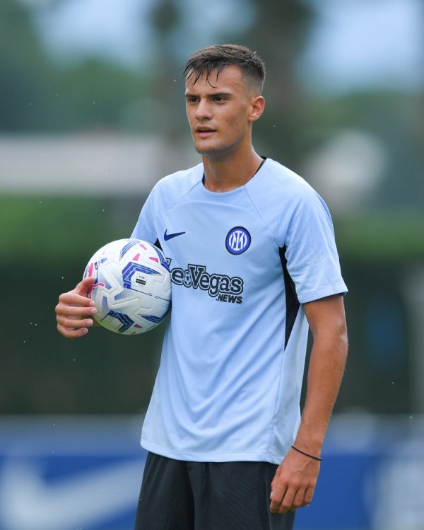 Phóng viên: Inter Milan đang quan tâm tới cầu thủ trẻ Stankovic, đội bóng có điều khoản mua lại và c