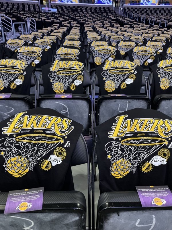 Lakers đặt những chiếc áo phông tùy chỉnh cho đêm khai mạc ở mỗi ghế, với tất cả lịch thi đấu của mù